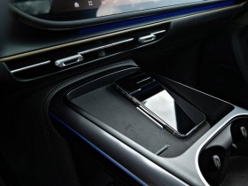 大家常常忽略的是,冯少协油画《爱国灵魂——庄世平》入藏中国华侨历史博物馆